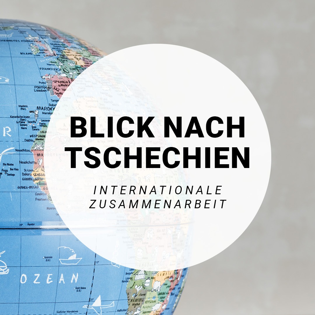 Quadratisches Bild mit Weltkugel im Hintergrund und einem weißen Kreis mit der Aufschrift: Blick nach Tschechien. Internationale Zusammenarbeit.