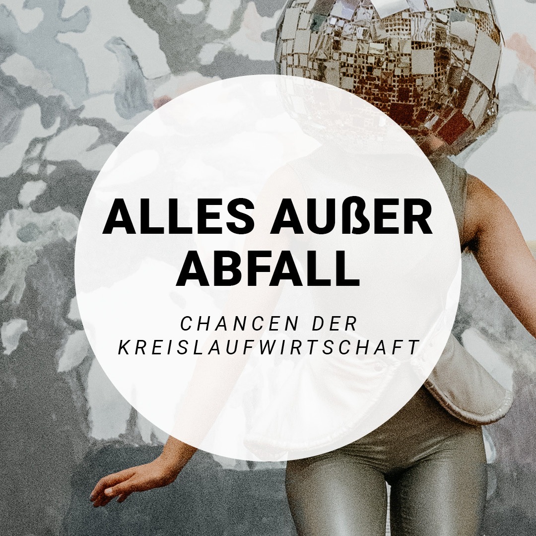 Frau mit silbernen Kleidern und einer Discokugel aus Glasresten auf dem Kopf, vorne ein weißer Kreis mit der Aufschrift: Alles außer Abfall. Chancen für die Kreislaufwirtschaft.