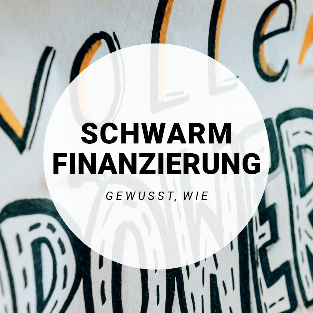 Unleserliche Schrift mit Edding auf weißem Papier, davor ein weißer Kreis mit der Aufschrift: Schwarmfinanzierung. Gewusst, wie.