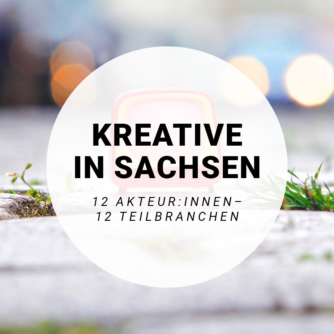 Nahaufnahme eines Steinbodens mit Gras auf dem ein kleiner Spielzeug Fernseher steht, davor ein weißer Kreis mit der Aufschrift: Kreative in Sachsen. 12 Akteur:innen – 12 Teilbranchen.