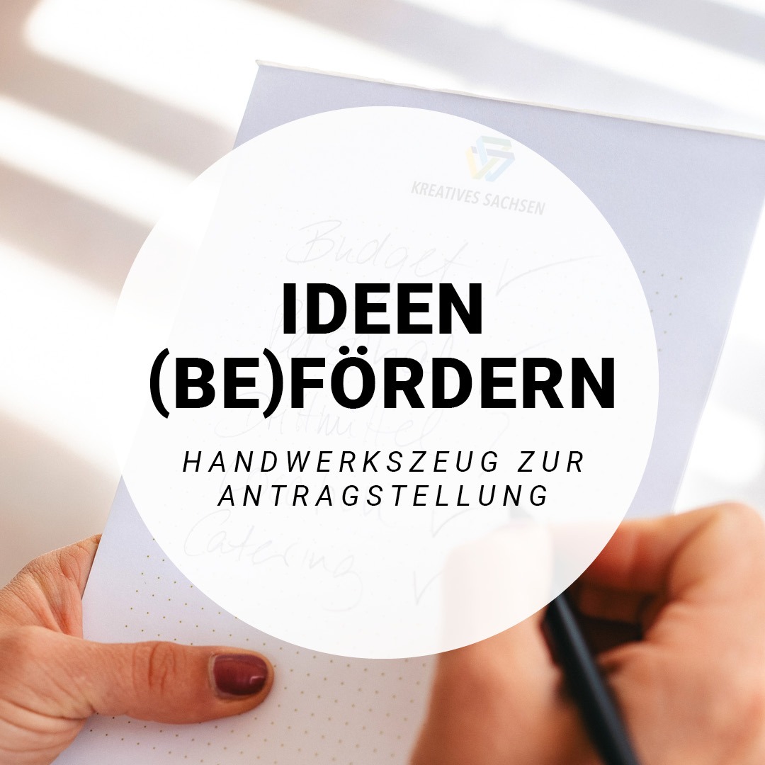 Ein weißes Blatt und zwei Hände mit einem Stift in der rechten Hand und rotem Nagellack. Im Vordergrund ein weißer Kreis mit der Aufschrift: Indeen (be)fördern. Handwerkszeug zur Antragsstellung.