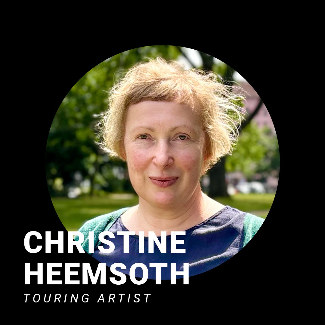 Frau mit kurzen blonden Haaren, dunkelblauem Shirt und grüner Strickjacke lächelt leicht. Schriftzug: Christine Heemsooth, Touring Artists.