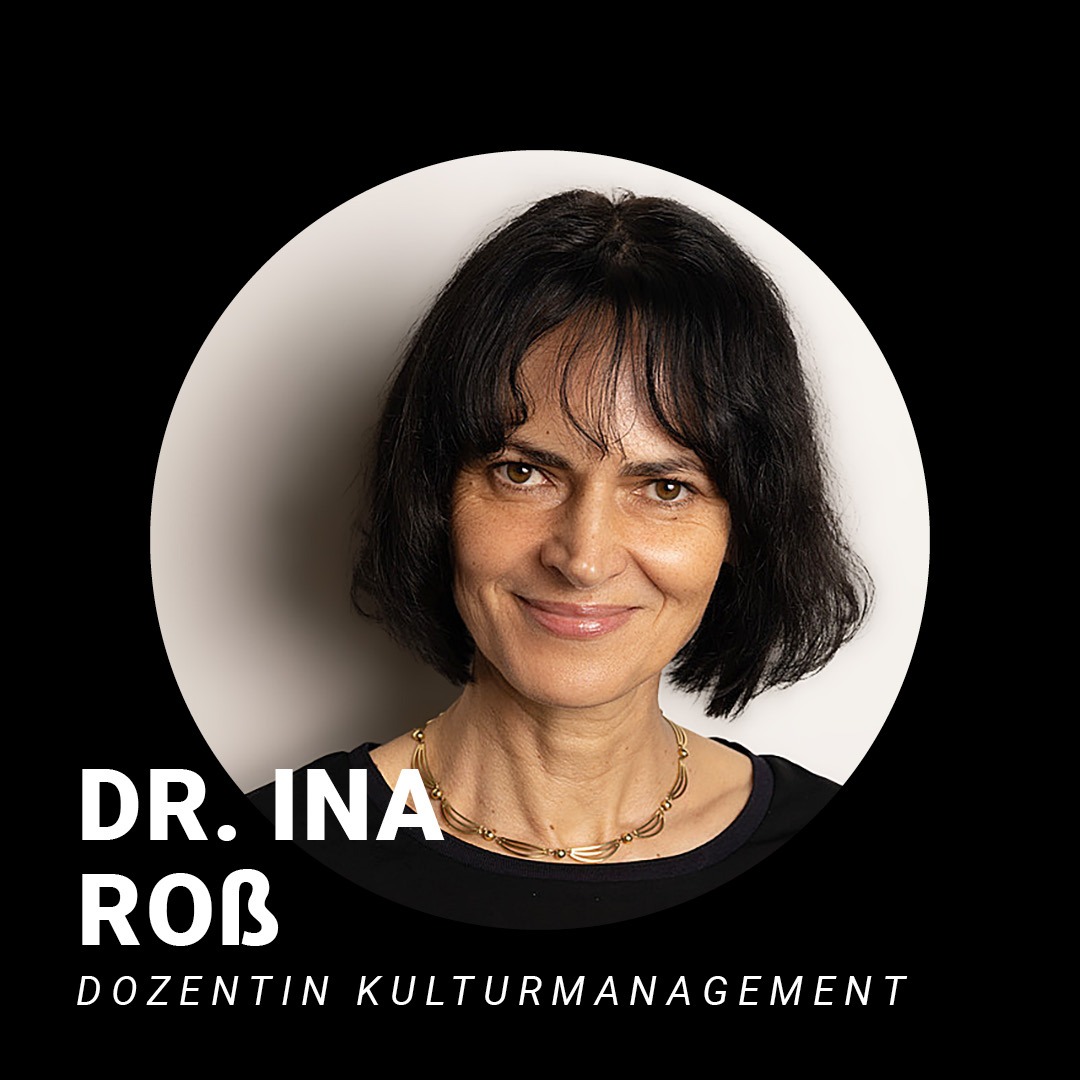 Porträt einer Frau mit schulterlangen schwarzen Haaren und Pony schaut in die Kamera und lächelt. Schriftzug: Dr. Ina Ross, Dozentin Kulturmanagement.