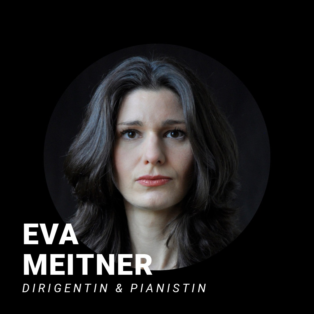 Eine Frau mit dunklen langen Haaren schaut in die Kamera. Schriftzug: Eva Meitner, Dirigentin und Pianistin.