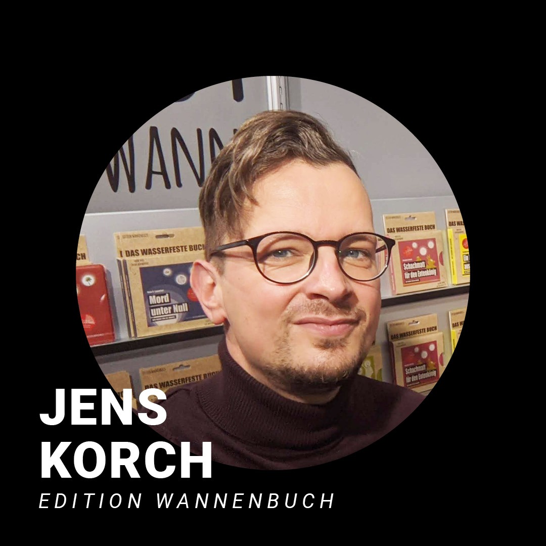 Mann mit braunen Haaren, leichtem Bart und Brille schaut in die Kamera und lächelt. Schriftzug: Jens Korch, Edition Wannenbuch.