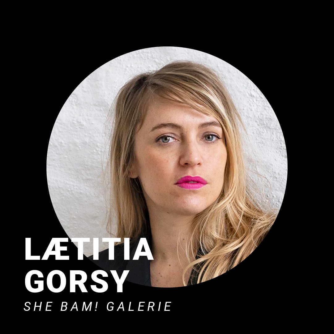 Frau mit blonden langen Haaren und pinkem Lippenstift schaut in die Kamera. Schriftzug: Laetitia Gorsy, She Bam Galerie