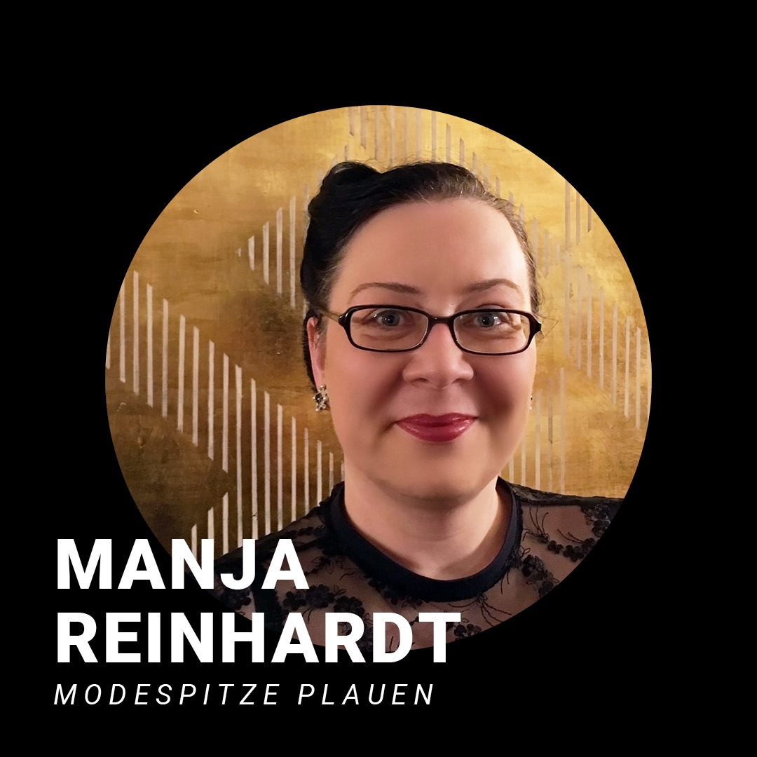 Frau mit langen dunklen und zurück gesteckten Haaren und Brille vor einem goldenen Hintergrund. Schriftzug: Manja Reinhardt, Modespitze Plauen.