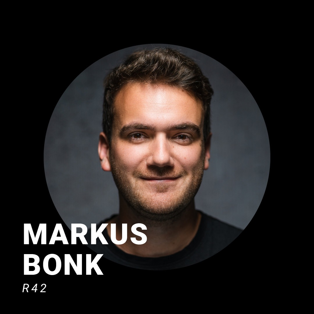 Mann mit kurzen braunen Haaren und dunklem Pulli vor einem dunklen Hintergrund. Schriftzug: Markus Bonk, R42