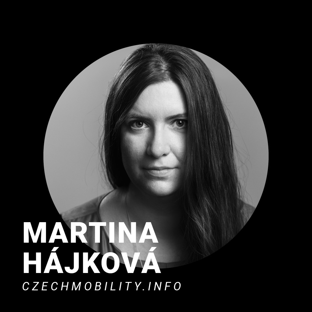Schwarz weiß Bild einer Frau mit langen dunklen Haaren im Porträt. Schriftzug: Martina Hajkova, Czechmobility.info