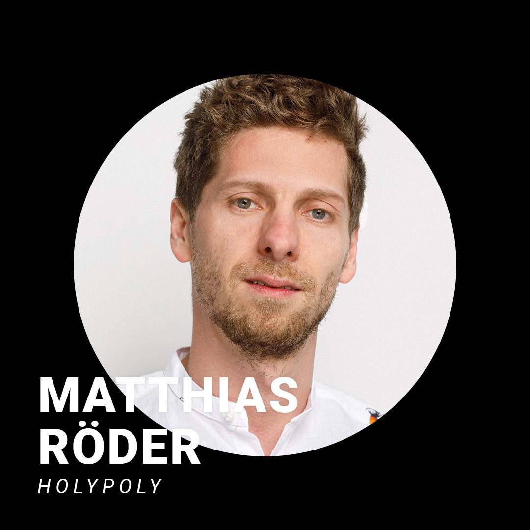 Mann mit kurzen dunkelblonden Haaren und Dreitagebart. Er trögt ein weißes Hemd und schaut in die Kamera. Schriftzug: Matthias Röder, Holypoly