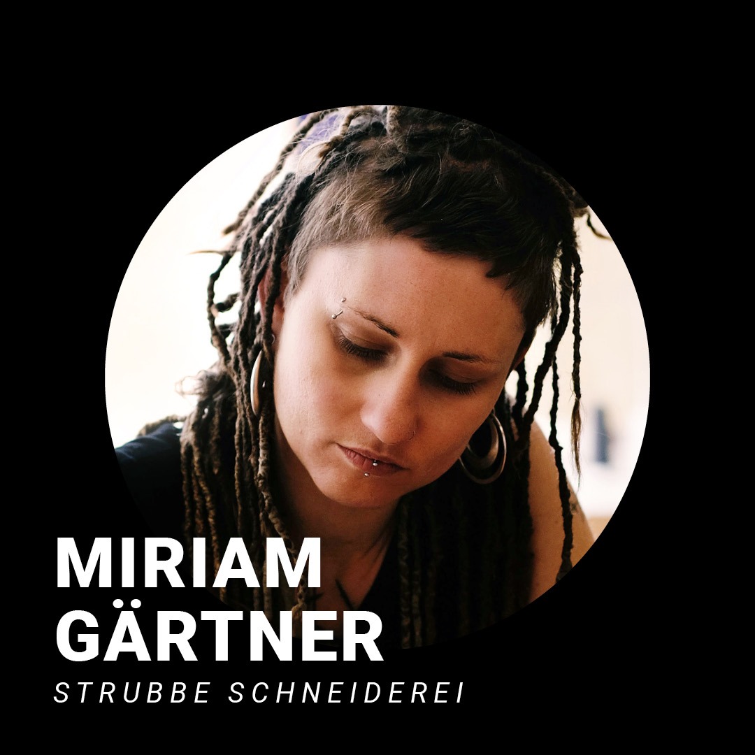 Frau mit Dreadlocks im Porträt, sie schaut nach unten. Schriftzug: Miriam Gärtner, Strubbe Schneiderei.