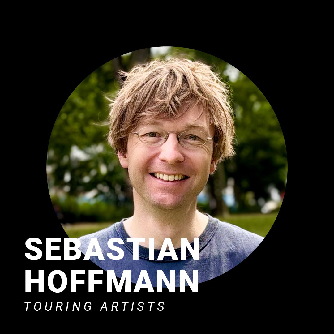 Mann mit wuscheligen hellbraunen Haaren und Brille lacht. Schriftzug: Sebastian Hoffmann, Touring Artists.