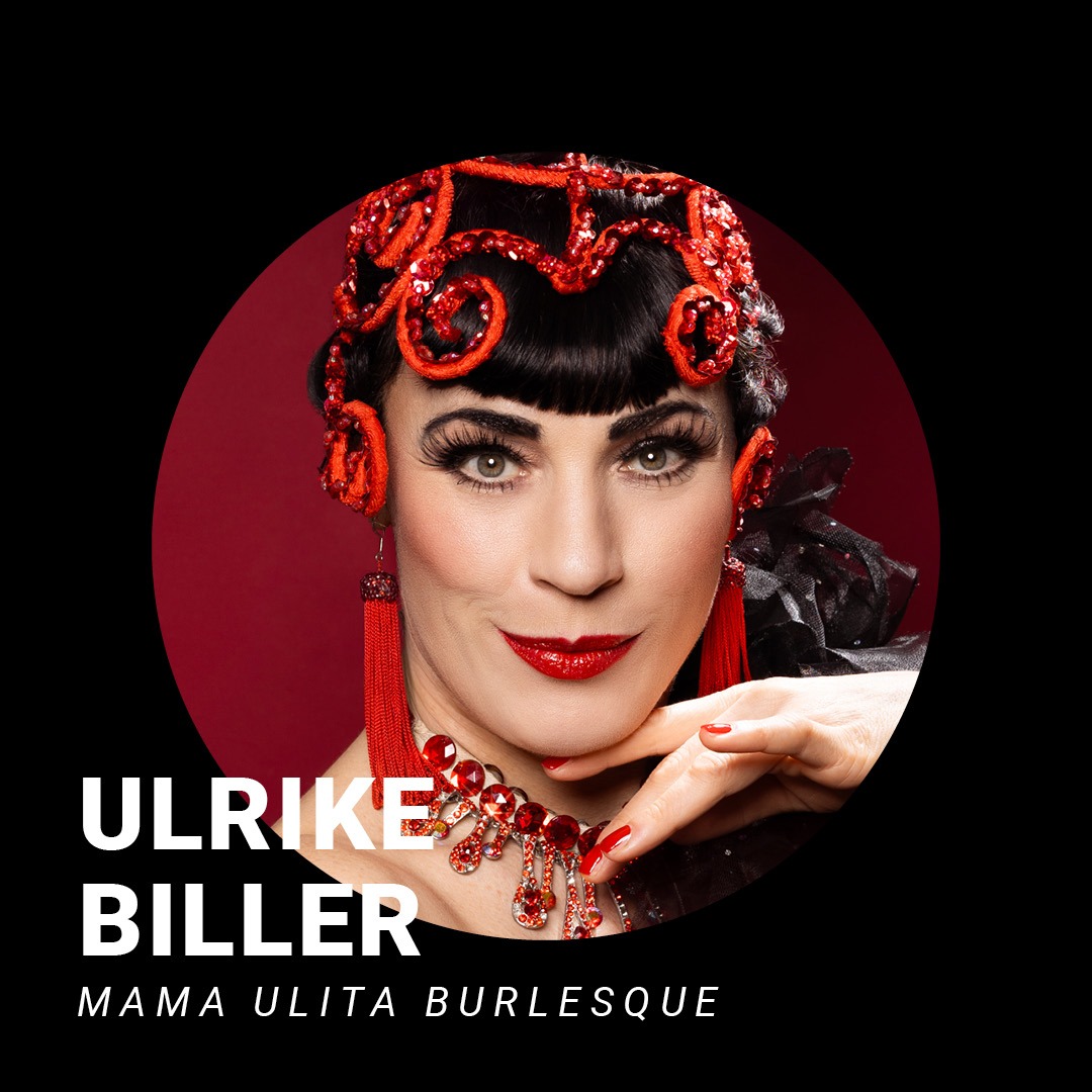 Frau mit dunklen Haaren und rotem Kopfschmuck, Kette und roten Lippen schaut in die Kamera. Sie hält die Hand am Kinn. Schriftzug: Ulrike Biller, Mama Ulita Burlesque