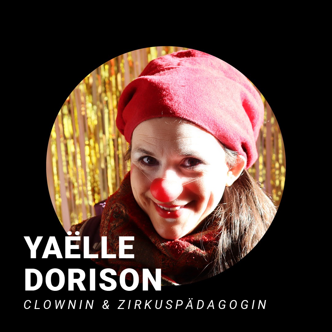 Frau mit roter Clownsnase und roter Mütze vor einem goldenen Vorhang. Schriftzug: Yaelle Dorison. Clownin und Zirkuspädagogin.