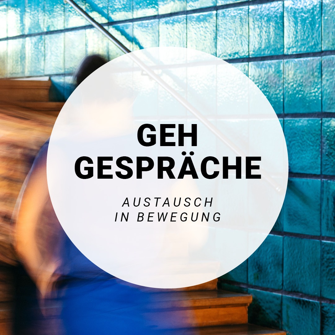 Verschwommene Frau in blauen Kleidern in Bewegung, vorne ein weißer Kreis mit der Aufschrift: Gehgespräche. Austausch in Bewegung.