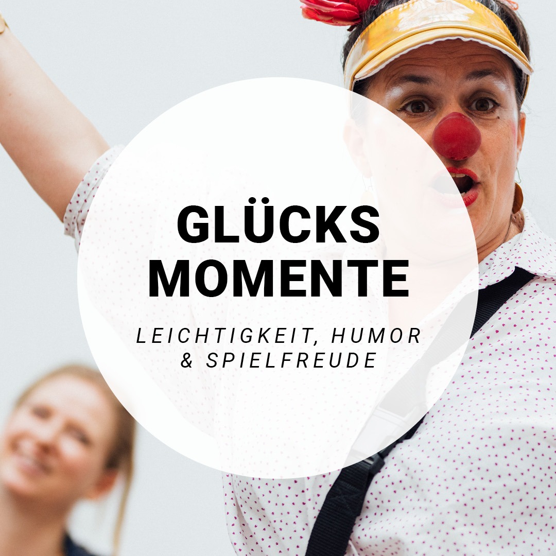 Aufnahme einer Frau mit Clownsnase, davor ein weißer Kreis mit der Aufschrift: Glücksmomente. Leichtigkeit, Humor und Spielfreude.